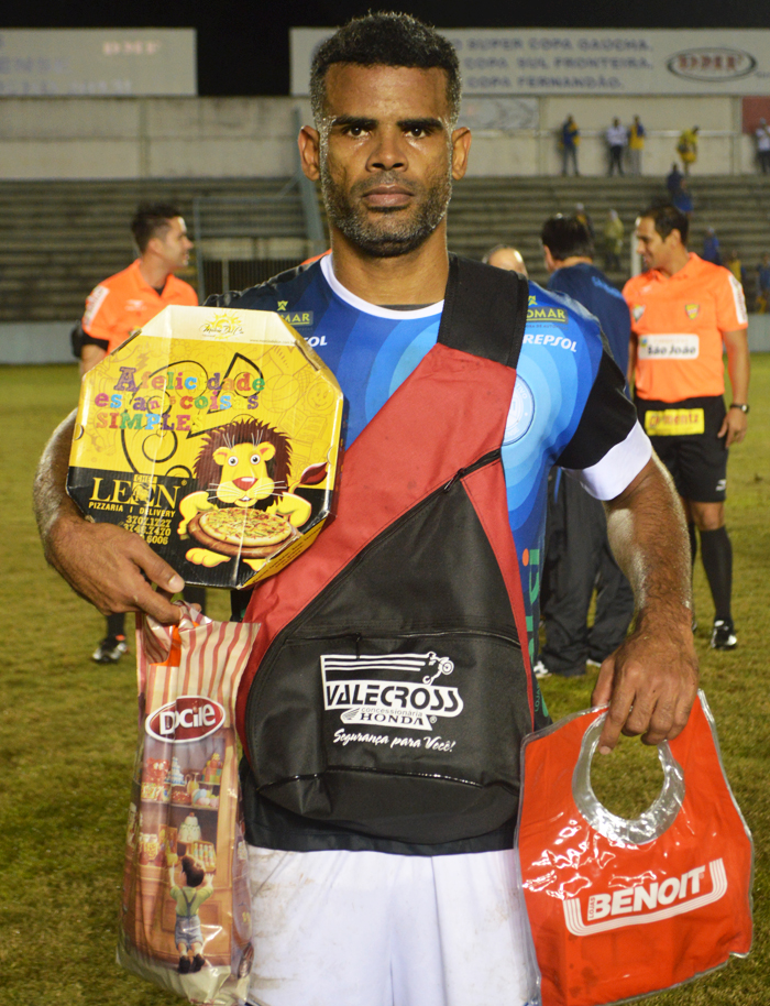 O jogador Danilo de Almeida Mendes, do Clube Esportivo Lajeadense, foi escolhido o Craque do Jogo, no confronto da volta, das quartas de final, da Divisão de Acesso, no sábado (20), às 18h, no Estádio Alviazul. Além do gol que selou a vitória e a classificação para as semifinais, o capitão Danilo Mendes foi um “gigante” no sistema defensivo de seu time. Pela sua atuação, recebeu os brindes da Docile, Valecross, Chef Leon Pizzaria e Benoit, na promoção com a Revista Encontro com o Esporte e site www.jrgasparotto.com 