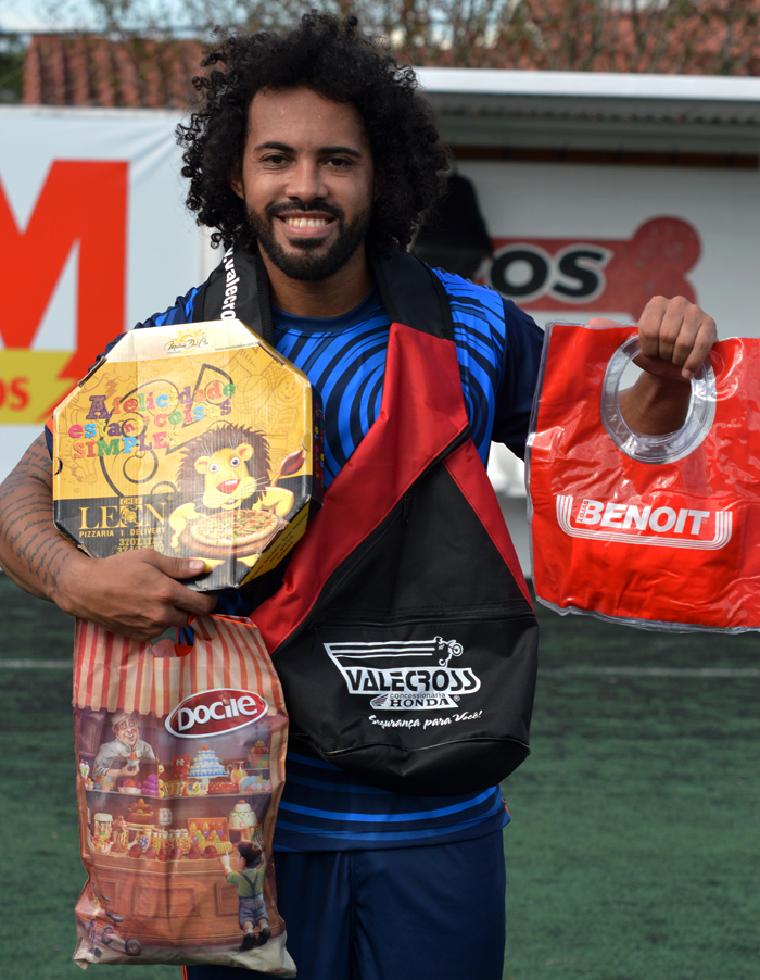 O jogador Cristiano Freitas Ferreira, do Galera/Móveis Zagonel, foi escolhido o Craque do Jogo, no sábado (20), no interno de minifutebol do Clube Esportivo Sete de Setembro – Copa Sete/STR/CBM, no duelo contra a equipe do Cervejetarianos FC/Ibasa. Cristiano marcou dois gols na vitória de seu time. O resultado garantiu o Galera entre os oito melhores da competição. Pela sua atuação, recebeu os brindes da Valecross, Benoit, Docile e Chef Leon Pizzaria, na promoção com a Revista Encontro com o Esporte e site www.jrgasparotto.com 