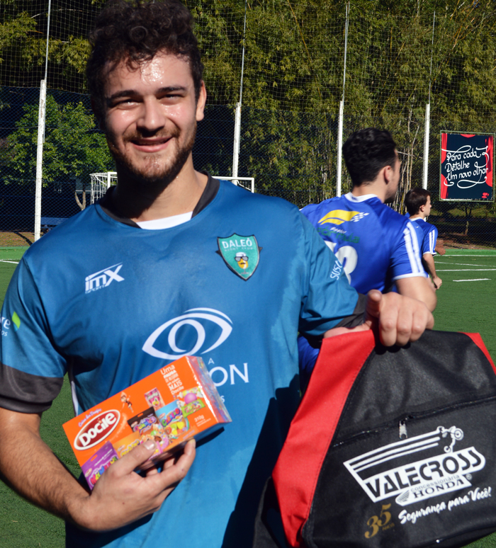 Alessandro Dullius, do Daleô NC, foi escolhido o craque do jogo, no duelo contra o time do Amnésia. Com dois gols e uma atuação de muita raça e técnica, conquistou os brindes da Docile e Valecross, na promoção com o site www.jrgasparotto.com 