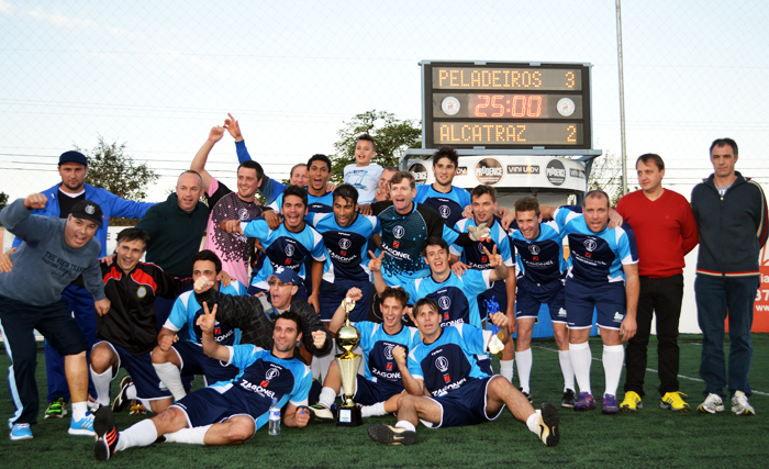 Galera/Móveis Zagonel com o troféu de campeão do 1º turno da Copa Sete/Vini Lady-Prudence.