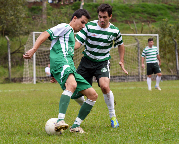 Cisso Santos (e), do Juventude, no duelo contra Cris Klein, do União. 