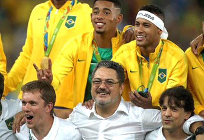 Micale, Neymar e seus companheiros de equipe conquistaram a medalha de ouro no futebol. Título inédito! Foto: Reuters. 