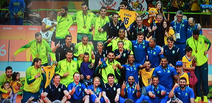 Seleção Brasileira de Voleibol no lugar mais alto do pódio. É Ouro! 