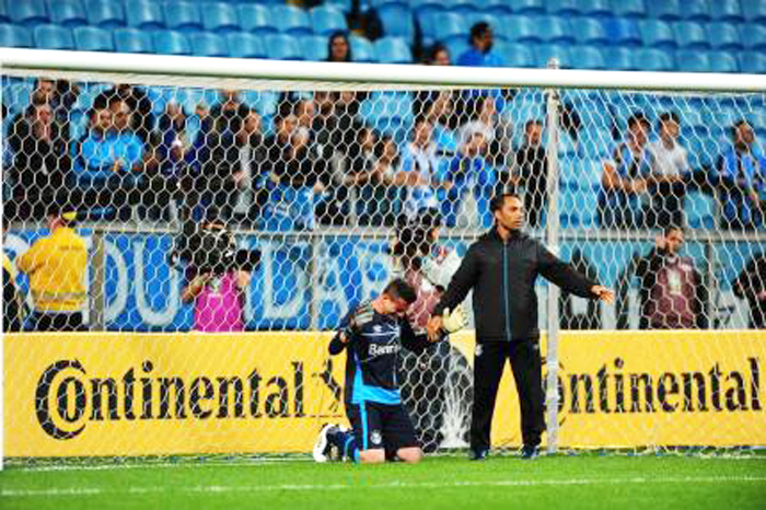 Goleiro Marcelo Grohe passou de vilão a herói. Durante o tempo normal de jogo falhou no gol da vitória do Furacão, mas na decisão em cobrança de penalidades máximas, defendeu três chutes do adversário. Foto: Félix Zucco/Agência RBS. 