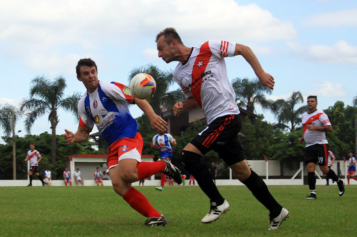 Mano Modelo (d), do Rui Barbosa, no duelo contra o Sete de Setembro. Foto: Elton de Andrade/O Informativo do Vale. 