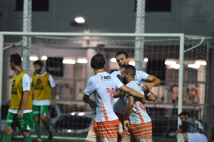 Tiago Weber e Polenta comemoram com o jogador Deja (c), o segundo gol do Amnésia diante do Rebordose