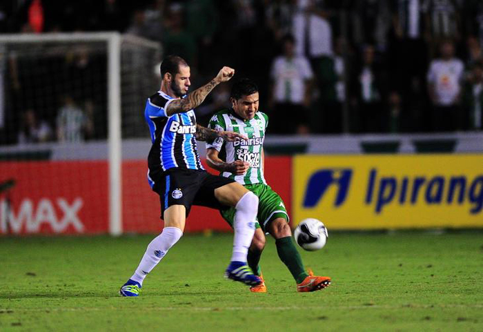 Grêmio, do zagueiro Fred (e), patinou diante do Juventude, que venceu por 2 a 0. Foto: Porthus Junior/Agência RBS. 