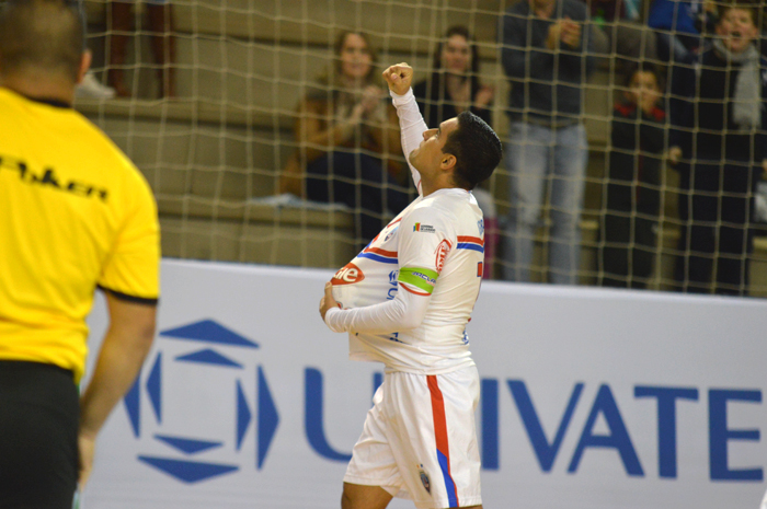 Marcelo Gibinha comemorando seu gol numa homenagem a sua esposa que está grávida. 