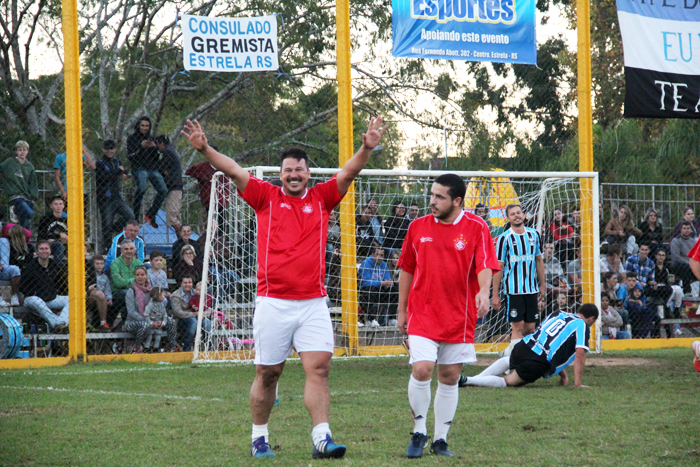 Índio participou da festa, esteve sobre a carroça e também em campo, momento em que atuou de atacante e até marcou gol. Foto: Rodrigo Angeli/Assessoria Imprensa Prefeitura Estrela