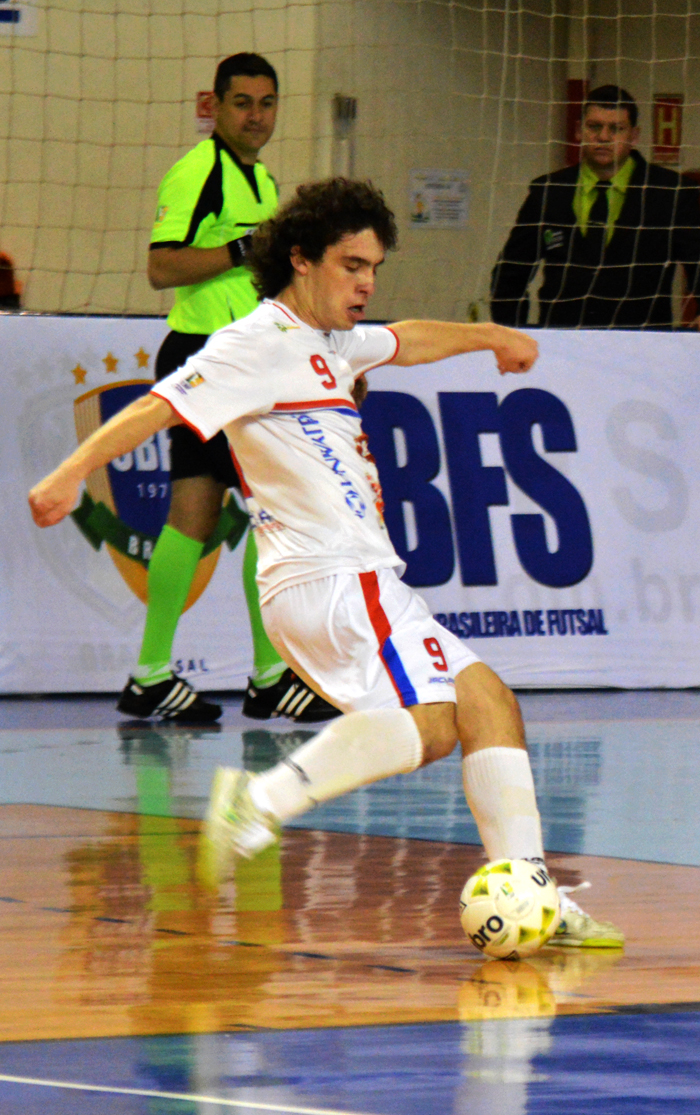 Bruninho marcou o primeiro gol da Alaf, na vitória contra o Cachoeira Futsal, no última partida da primeira fase.