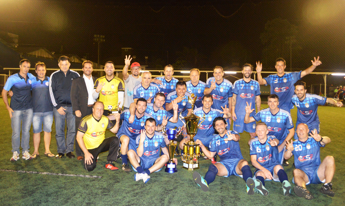 Equipe do Coroas C posando com os troféus do tricampeonato da Série Ouro da Copa Integração CTC/Sete Veterano