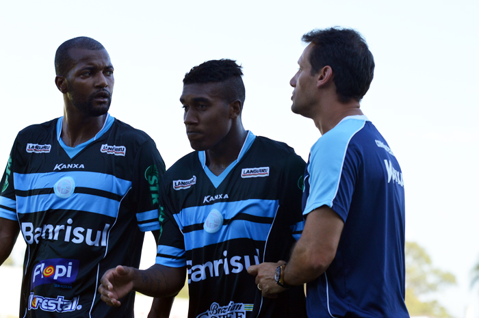 Murilo (c), autor de dois gols em sua estreia com a camisa do Lajeadense.