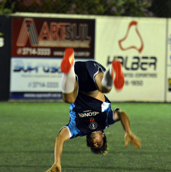 Kika, do Galera, deu dois saltos mortais, na comemoração de seu gol diante do Tabajara/CBM.