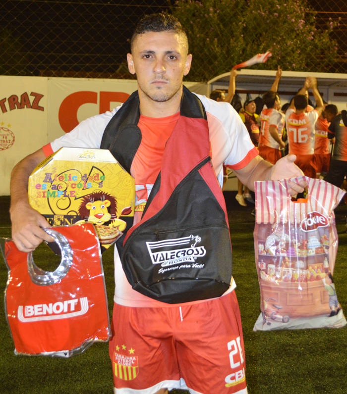 O jogador Jonathan Luís Stamm Dutra, o “Joe”, do Tabajara/CBM, foi escolhido o Craque do Jogo, na final da série Ouro, do Torneio de Verão Sete/CBM/STR 2017. Dutra marcou os dois gols de seu time, na vitória contra o forte time do Barsemlona. Pela sua atuação, recebeu os brindes da Docile, Valecross, Benoit e também do novo parceiro deste projeto, Chef Leon Pizzaria. A promoção é da Revista Encontro com o Esporte e site www.jrgasparotto.com