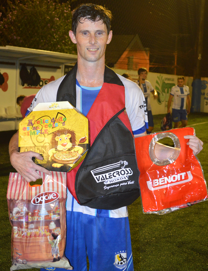 O jogador Luis Carlos Sieben, o “Caio”, do Viracopos, foi escolhido o Craque do Jogo, na final da série Prata do Torneio de Verão Sete/CBM/STR. Caio foi o articulador das jogadas que deram a vitória para seu time diante do Renegados FC/Chef Leon/Vidroauto. Pela sua atuação, recebeu os brindes da Docile, Valecross, Benoit e também do novo parceiro deste projeto, Chef Leon Pizzaria. A promoção é da Revista Encontro com o Esporte e site www.jrgasparotto.com