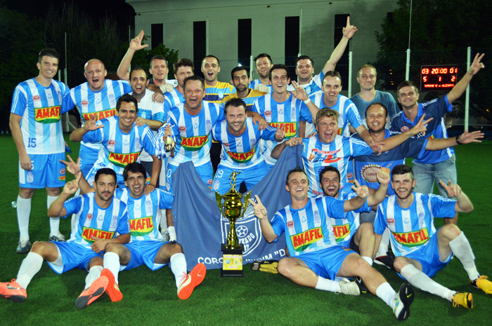 Coroas Mirim D posando com o troféu de campeão do Torneio de Férias 2016. 