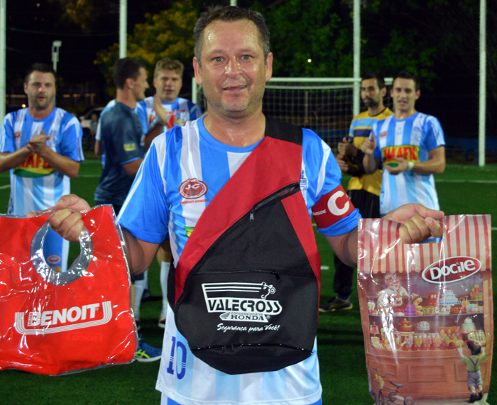 O jogador Felipe Gradaschi Von Helden, o “Felipe Soledade”, foi escolhido o Craque do Jogo, na decisão contra a equipe do Aliança, no Torneio de Férias do Clube Tiro e Caça, na noite de terça-feira (22). Felipe não fez gol, mas participou de jogadas que deu origem aos gols de seu time, além de marcar e dar um show de técnica em campo. Pela sua atuação, Von Helden levou os brindes da Docile, Valecross e Benoit, na promoção com o site www.jrgasparotto.com e Revista Encontro com o Esporte.