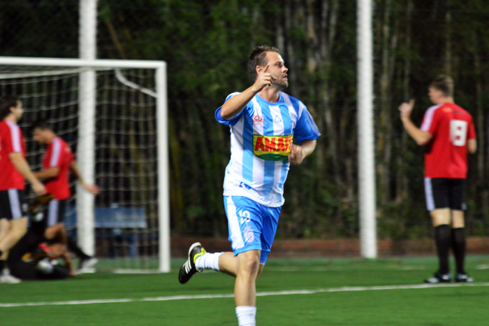 Adriano Schneider, do Coroas Mirim D, marcou dois gols, na decisão contra o Aliança.