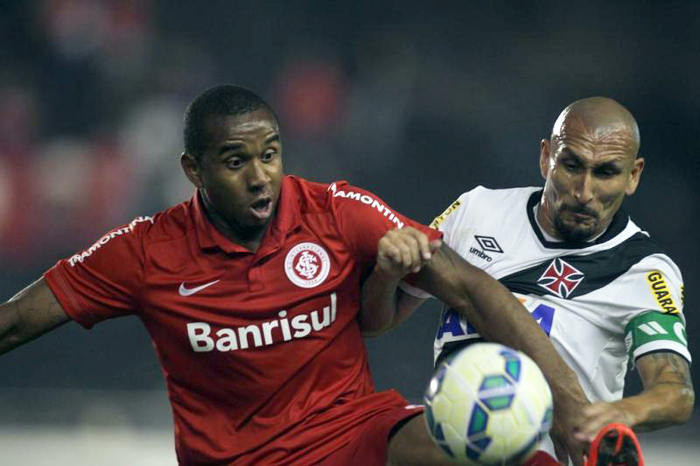 Anderson no duelo com Guiñazu, no empate em 1 a 1 entre Inter e Vasco. Foto: Paulo Sérgio/Lancepress. 