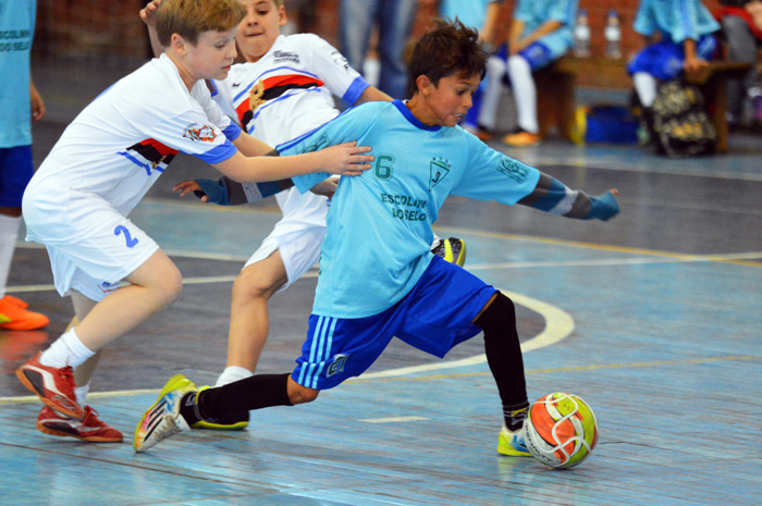 Meninos da Escolinha do Selo lutaram muito, mas não impediram a derrota para a equipe da Escola de Futebol Fênix Paverama. 