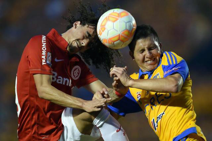 Inter não conseguiu escapar da marcação do Tigres e acabou eleiminado da competição. Foto: Alfredo Estrella/AFP. 