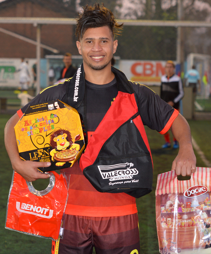 O jogador Leandro Gabriel Felício, o “Biel”, do Tabajara/CBM foi escolhido o Craque do Jogo, na goleada diante do time do FuteBar Avaí/Cesar Stoll Máquinas, no interno de minifutebol do Clube Esportivo Sete de Setembro – Copa Sete/STR/CBM, no sábado (22). Biel fez sua estreia em grande estilo. Marcou gol, deu assistência para seus companheiros e deve brigar por uma vaga na equipe titular, do técnico Rogério Lourenço, o “Rocha”. Pela sua atuação, recebeu os brindes da Benoit, Docile, Valecross e Chef Leon Pizzaria, na promoção da Revista Encontro com o Esporte e site www.jrgasparotto.com