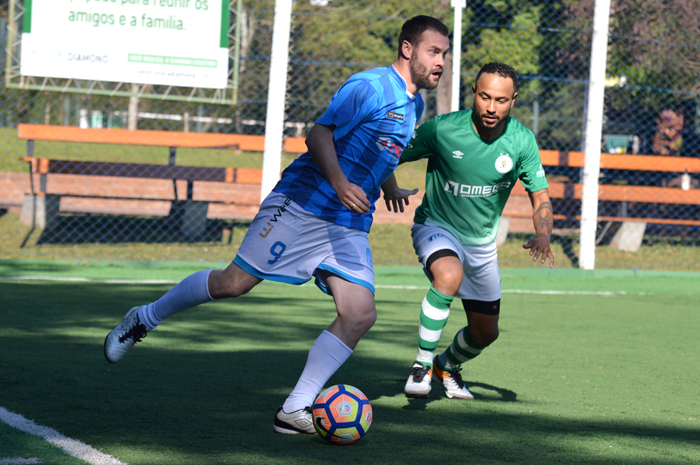 Adriano Schneider (e), do Coroas Mirim D/Imojel, foi derrotado no duelo contra Paulinho “Delfino Costa”, do Rebordose