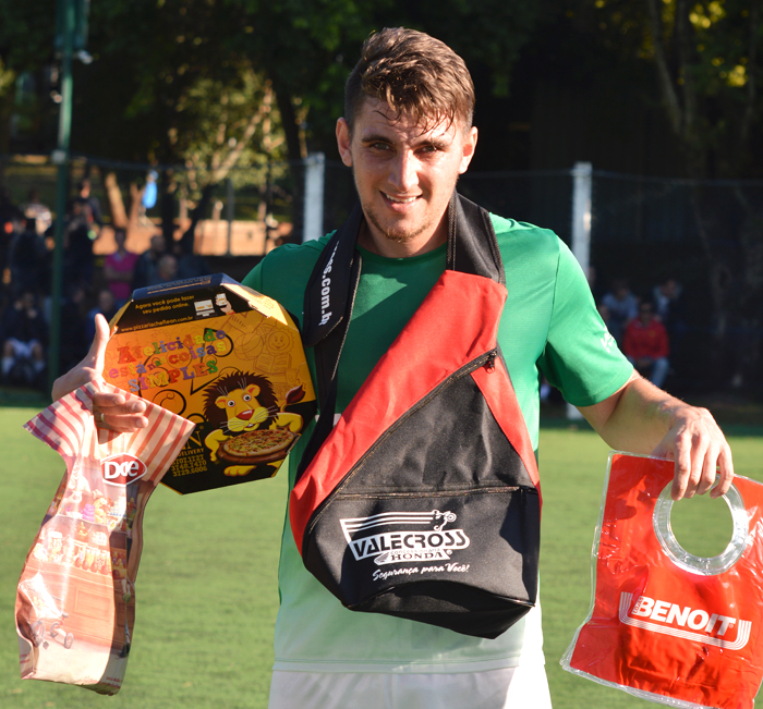 O jogador Alex Goergen, do Rebordose, foi escolhido o Craque do Jogo, na vitória diante do time do Coroas Mirim D/Imojel, no interno de minifutebol do Clube Tiro e Caça – Copa CTC/Construtora Diamond, no sábado (22). Goergen anotou dois gols de puro oportunismo e deu uma assistência milimétrica para o outro gol de seu time. Com o resultado, o Rebordose, do técnico Jacy Pretto, carimbou vaga na final do 1º turno, da Primeira Divisão. Pela sua atuação, recebeu os brindes da Valecross, Chef Leon Pizzaria, Benoit e Docile na promoção da Revista Encontro com o Esporte e site www.jrgasparotto.com