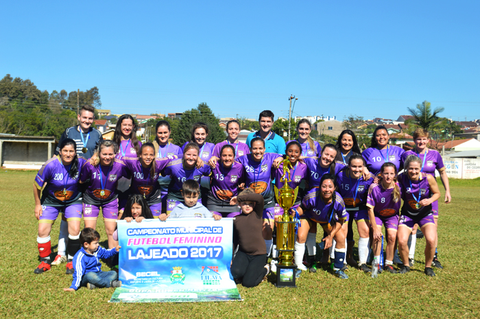 Equipe do Só Feras, posou com o troféu e medalhas de campeão do Campeonato Feminino de Lajeado – Copa Ruben Neitzke