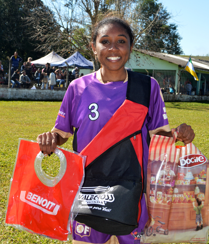 A jogadora Evelyn Gomes da Silva, da equipe Só Feras, foi escolhida a Craque do Jogo, na decisão do título do Campeonato Feminino de Lajeado – Copa Ruben Neitzke, na partida contra a AE Jardim do Cedro, na manhã de domingo (23). Evelyn protagonizou grandes jogadas de ataque, deixando suas companheiras de equipe em condições de abrir o placar. Pela sua atuação, recebeu os brindes da Docile, Valecross e Benoit, na promoção com a Revista Encontro com o Esporte e site www.jrgasparotto.com