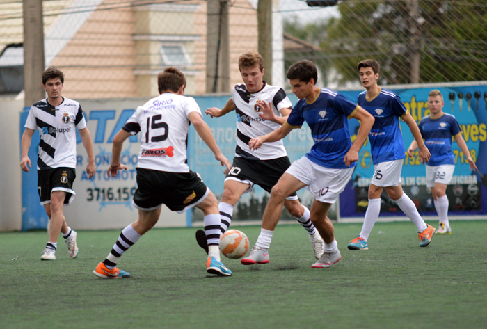 Duxo Kolling (d), do Mercenários FC, no duelo contra o Real Madruga.