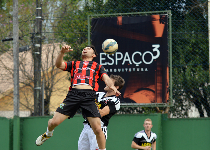 Dimitri Diehl (e), do Donos da Bola, marcou o gol de seu time, mas Vanderlei Pech (d), do AC Banguzinho, marcou os dois gols da vitória diante do adversário. 