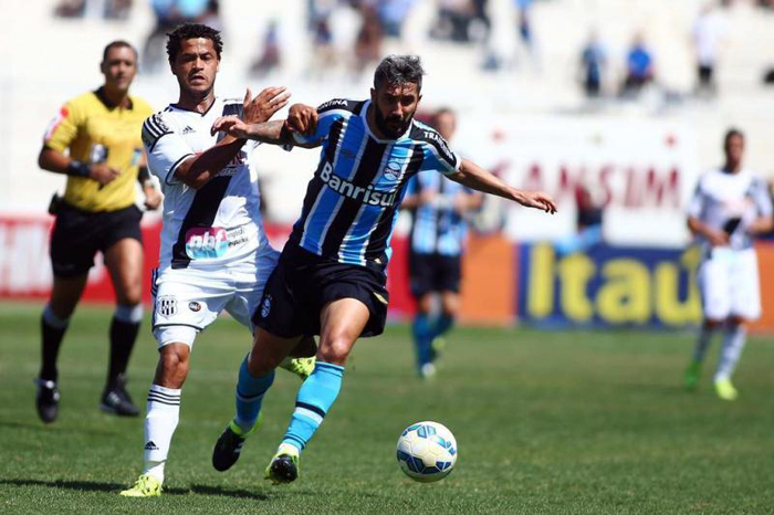 Douglas não teve o mesmo desempenho técnico das últimas partidas. Foto: Marcos Bezerra/Futura Press/Estadão Conteúdo. 