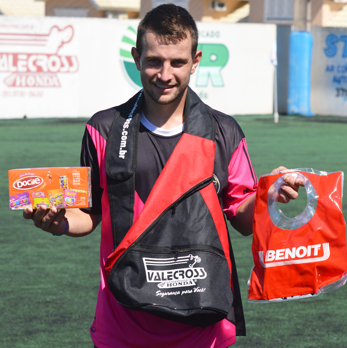 O jogador João Paulo Burghardt, do R7/Fiegenbaum Pneus foi escolhido o Craque do Jogo, no embate contra a equipe do Viracopos/Antares, no interno de minifutebol do Clube Esportivo Sete de Setembro – Copa Sete/STR/CBM, no sábado (22), garantindo o R7 na final da série Prata, da Primeira Divisão. Além de dois golaços, Burghardt criou jogadas para seus companheiros e ajudou no sistema defensivo quando o forte adversário se insinuava no ataque. Pela sua atuação João Paulo recebeu os brindes da Docile, Valecross e Benoit, na promoção com a Revista Encontro com o Esporte e site www.jrgasparotto.com 