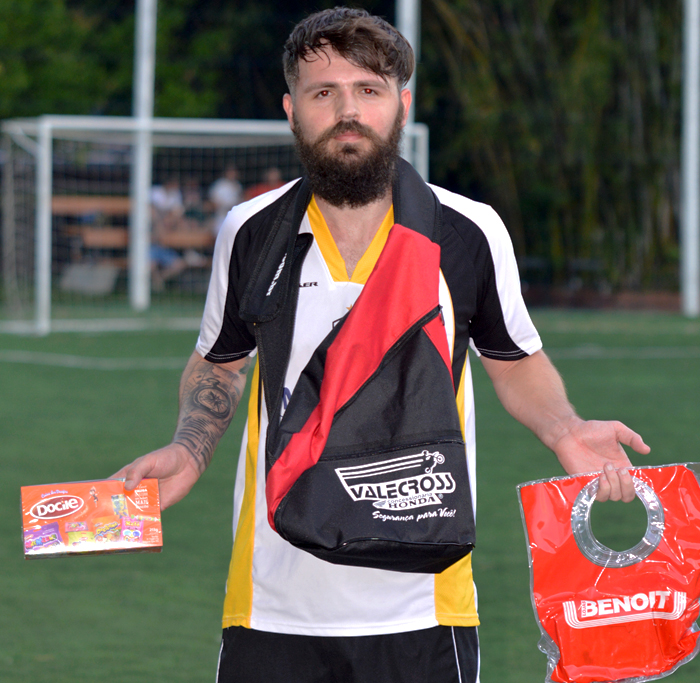 O jogador Anderson Schmitz, do AC Banguzinho/Posto Universitário, foi escolhido o Craque do Jogo, no duelo contra o Coroas Mirim D/Imojel, na partida de volta das semifinais do interno de minifutebol do Clube Tiro e Caça – Copa CTC/Espaço3 Arquitetura, no sábado (22). Schmitz foi um “gigante” no sistema defensivo de seu time, neutralizando as principais jogadas de ataque do adversário. Pela sua atuação, Anderson levou os brindes da Valecross, Benoit e Docile, na promoção com a Revista Encontro com o Esporte e site www.jrgasparotto.com