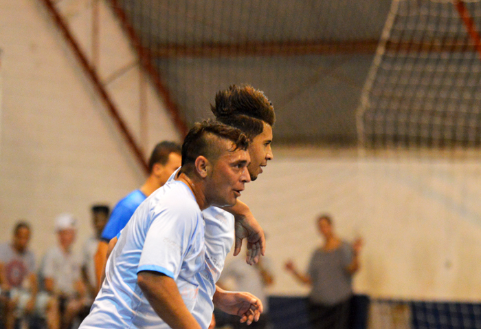 Edinho (e) e Biel, do ASDP comemorando o primeiro gol do seu time. Mas, o Coorevat conseguiu a virada e despachou a equipe adversária