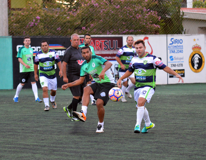 Pipoca (e), do Arranca Toco, no duelo contra o Renegados FC/Ótica Brasil