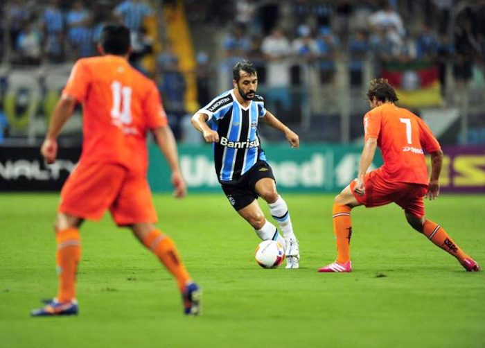 Douglas novamente não conseguiu ser o articulador do Grêmio. Foto: Carlos Macedo/Agência RBS. 