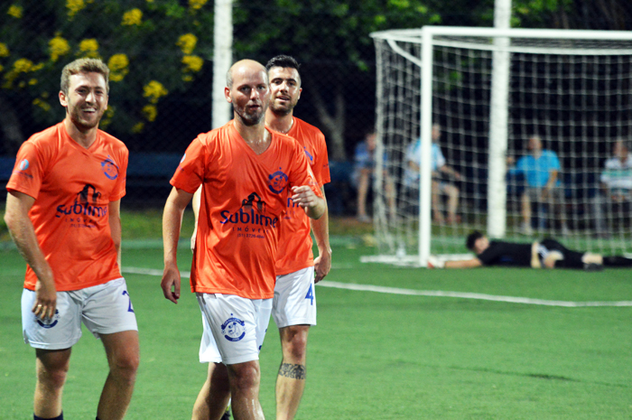 Diego Baségio (c), da SER Falcatrua, anotou o primeiro gol do seu time diante do Hangover.