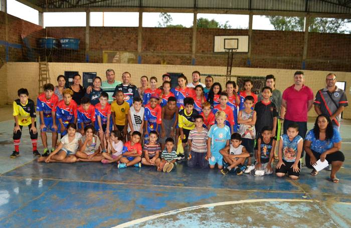 Diretoria da Alaf entregou kits de material esportivo para jovens do bairro Planalto em Lajeado. Foto: Ezequiel Neitzke/Jornal A Hora 