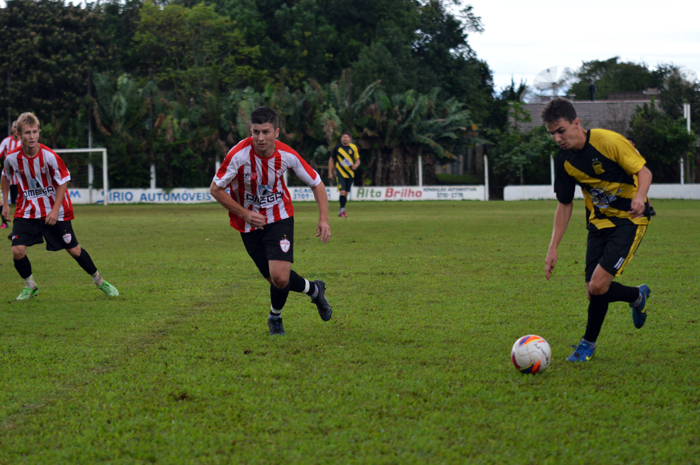 Gui Eckert (d). da Sociedade União Carneiros, marcou um dos gols de seu time diante do Estudiantes de Conventos.