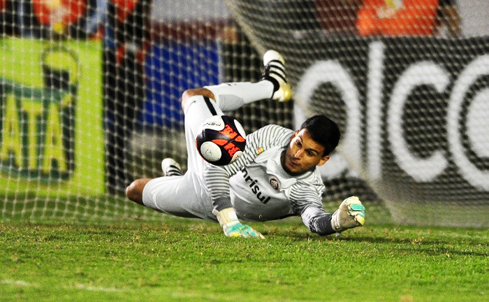 Keiller, jovem goleiro do Inter entrou no jogo, após a lesão de Marcelo Lomba, para se tornar o personagem do Inter, com duas defesas de penalidades máximas. Foto: Ricardo Duarte/Inter/Divulgação  