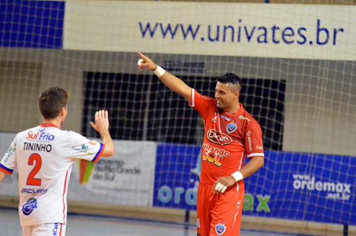 Goleiro Chico comemora o quarto gol da Alaf e seu 108º em sua carreira no futsal. 