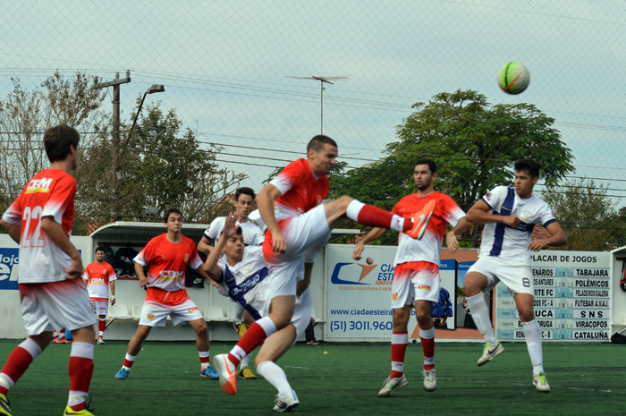 Lucas Decker (c), do Tabajara/CBM, abriu o marcador no enfrentamento contra o Mercenários FC.