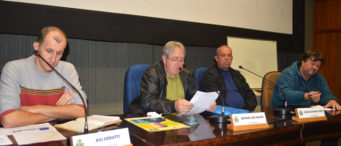 Daniel Soder, Volnei Kochhann, Jorge de Freitas, o "Taxa" e Nestor Scheibe conduziram a reunião. 