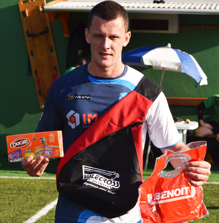 O jogador Alexandre Bohmer, o “Xandão”, do Coroas Mirim D/Imojel foi escolhido no Craque do Jogo, no duelo contra a equipe do Rebordose, no sábado (23), na penúltima rodada da 1ª fase do interno de minifutebol do Clube Tiro e Caça – Copa CTC/Espaço3 Arquitetura. Xandão foi um gigante no sistema defensivo do Coroas, colaborou nas investidas ao ataque e marcou um golaço diante do oponente. Gol este que conduziu seu time ao G6 e deixou o adversário fora do grupo da Série Ouro. Pela sua atuação, recebeu os brindes da Benoit, Docile e Valecross, na promoção com a Revista Encontro com o Esporte e site www.jrgasparotto.com