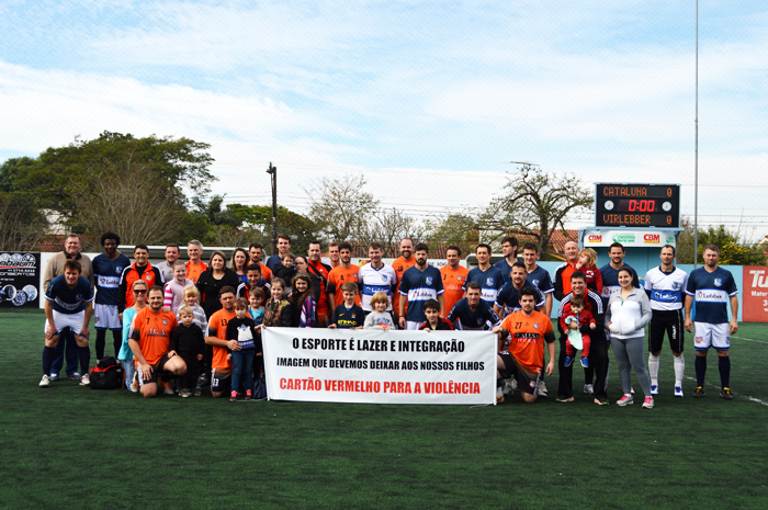 Gesto da equipe do Cataluña em promover uma ação contra a violência nos campos ganhou a simpatia de todos os esportistas. Na foto, jogadores e familiares do Cataluña acompanhados da equipe do Viracopos/Lebber Imóveis.