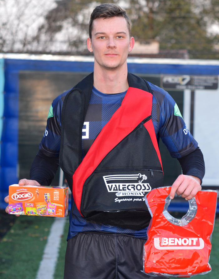 O jogador Gregory Bonassina, da equipe do Dogs United FC foi escolhido o Craque do Jogo, no duelo contra o time do Mercenários/Mak Máquinas, no sábado (23),na partida válida pela 18ª rodada do interno de minifutebol do Clube Esportivo Sete de Setembro – Copa Sete/STR/CBM. A “fera” marcou três gols, e foi incansável na defesa e na criação de jogadas para seus companheiros de time. Pela sua atuação, Gregory levou os brindes da Docile, Valecross e Benoit, na promoção da Revista Encontro com o Esporte e site www.jrgasparotto.com