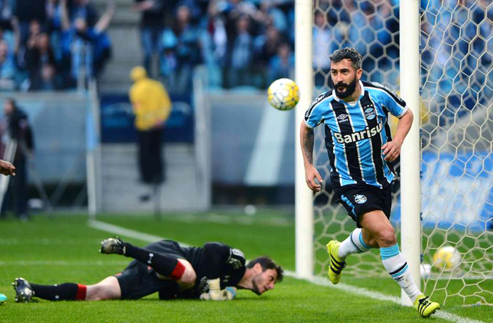 Douglas tem sido o referencial do Grêmio nos rebotes dos goleiros adversários. Diante de Dênis do São Paulo, marcou o gol da vitória do Grêmio. Foto: Edu Andrade/Fatopress/Gazeta Press. 