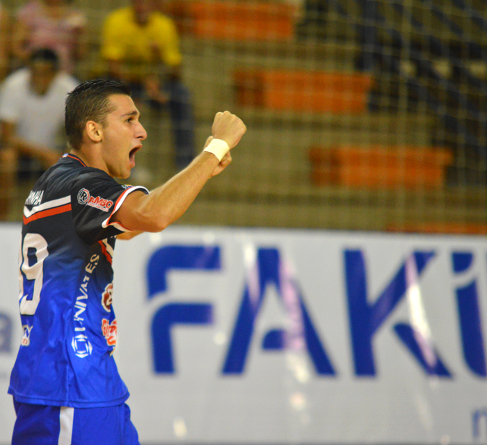 Rafinha foi decisivo no duelo contra o BGF, deixando sua marca de artilheiro em três oportunidades. Foto: Revista Encontro com o Esporte. 